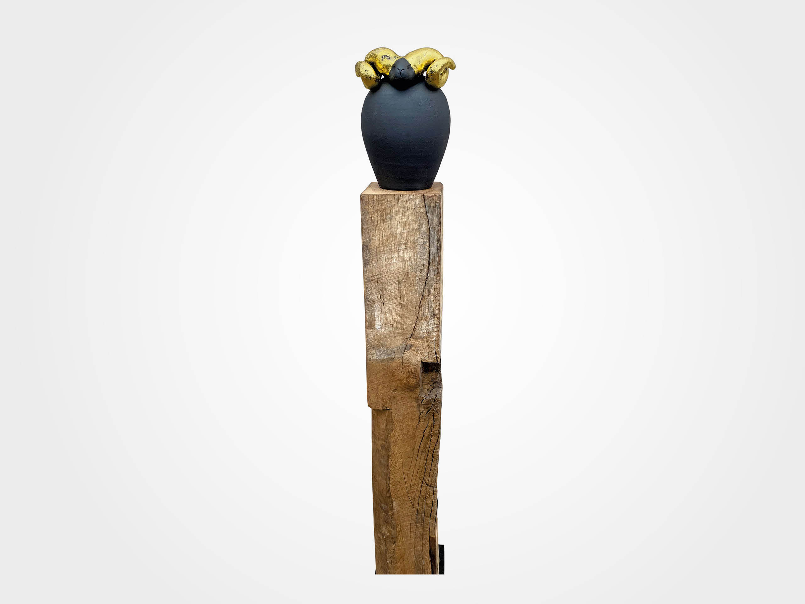Susanne Boerner: Gartenstele "Hauswächter Widder II"