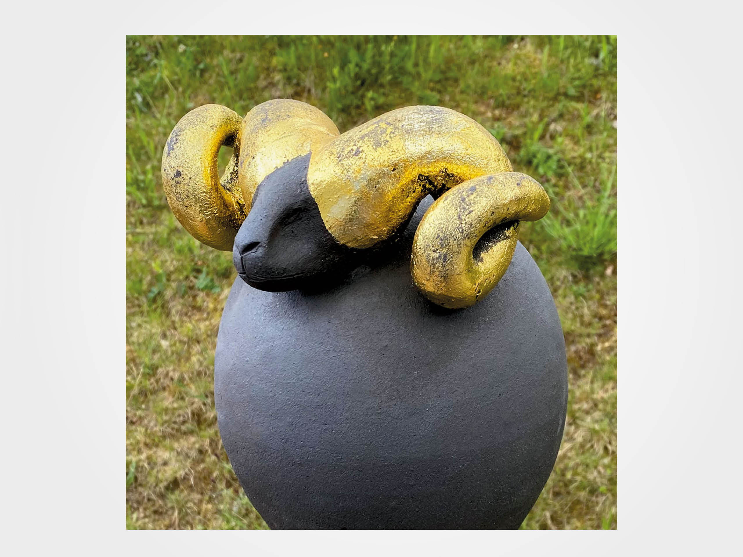 Susanne Boerner: Gartenstele "Hauswächter Widder II"